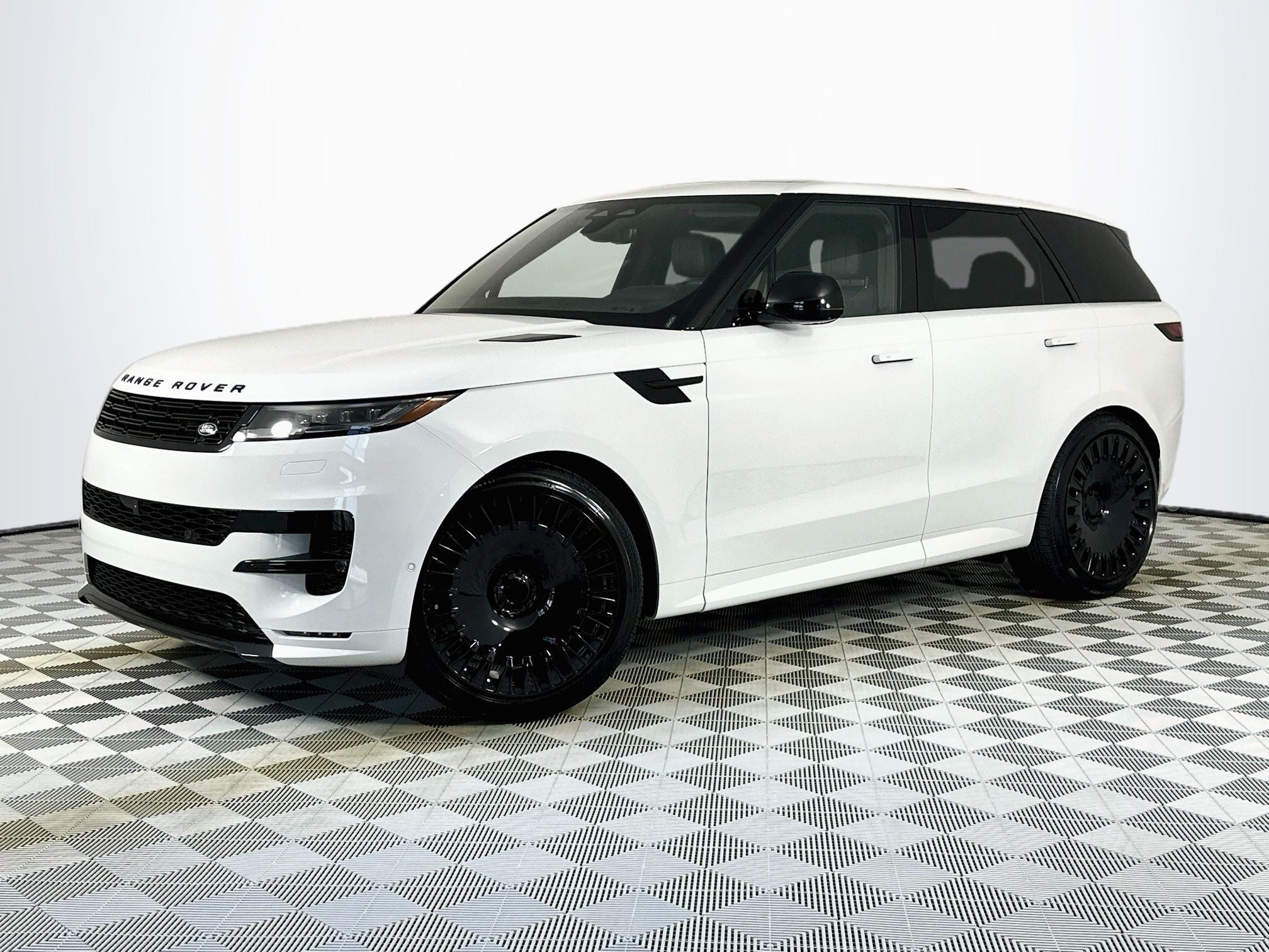 2026 Land Rover Range Rover Sport Dynamic SE in Fuji White — front three-quarter view